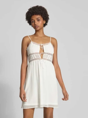 Sukienka mini z koronką i cienkimi ramiączkami model ‘FAIRY’ Noisy May