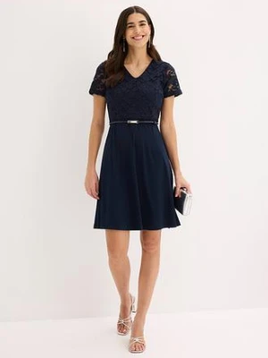 Sukienka mini z koronką i paskiem bonprix