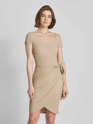 Sukienka mini z wiązanym detalem model ‘ELISEA’ Guess