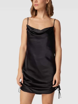 Sukienka mini z wiązanymi detalami model ‘Satin’ QS