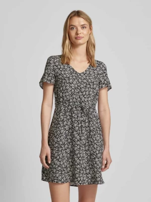 Sukienka mini z wiskozy z kwiatowym wzorem model ‘EASY JOY’ Vero Moda