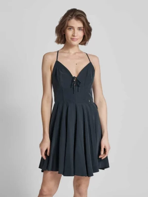 Sukienka mini z zakładkami model ‘AIDA’ Guess