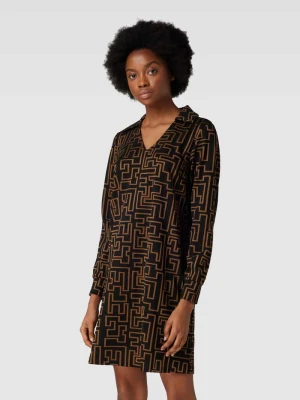 Sukienka mini ze wzorem na całej powierzchni i wykładanym kołnierzem b.Young