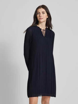 Sukienka o długości do kolan w jednolitym kolorze z plisami s.Oliver BLACK LABEL