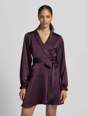 Sukienka o długości do kolan w kopertowym stylu model ‘Colbie’ NEO NOIR