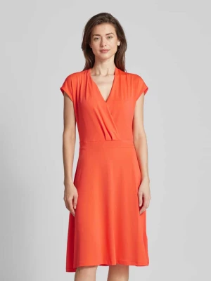 Sukienka o długości do kolan w kopertowym stylu model ‘Yrsa’ FREE/QUENT