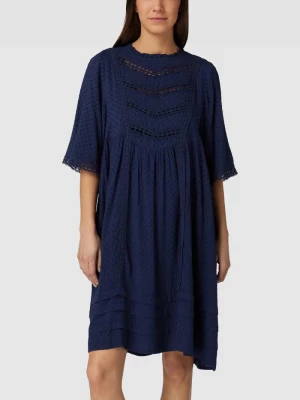 Sukienka o długości do kolan z ażurowym wzorem model ‘CLAUDINE’ Atelier Reve