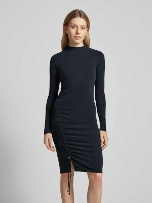 Sukienka o długości do kolan z bocznym tunelem model ‘Nirace’ HUGO