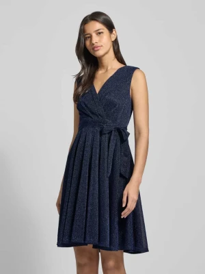 Sukienka o długości do kolan z dekoltem w serek Apricot