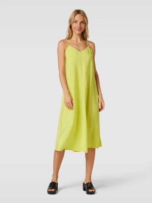 Sukienka o długości do kolan z dekoltem w serek model ‘QUEENY’ Vero Moda
