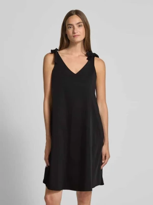 Sukienka o długości do kolan z dekoltem w serek Smith and Soul