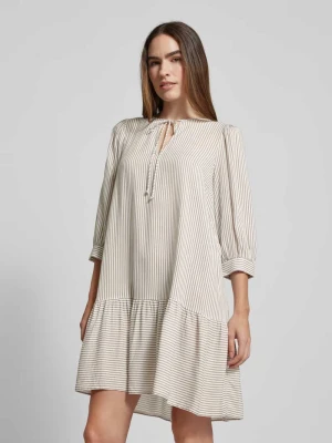 Sukienka o długości do kolan z dekoltem w serek Vero Moda