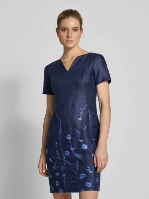 Sukienka o długości do kolan z dekoltem w serek WHITE LABEL