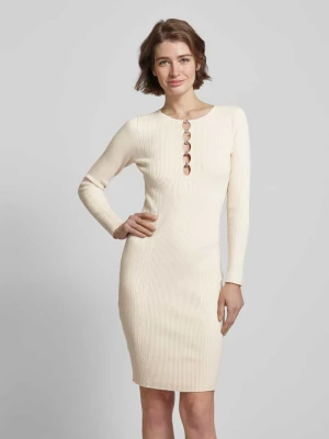 Sukienka o długości do kolan z efektem prążkowania model ‘ALPHABET CHARM MELISSA’ Guess
