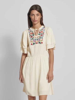 Sukienka o długości do kolan z kwiatowym haftem model ‘SINA BOHO’ Vero Moda