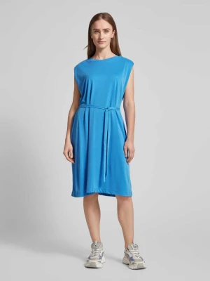 Sukienka o długości do kolan z materiałowym paskiem model ‘Juniper’ MSCH Copenhagen