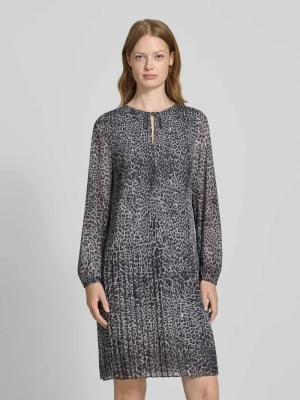 Sukienka o długości do kolan z plisami comma