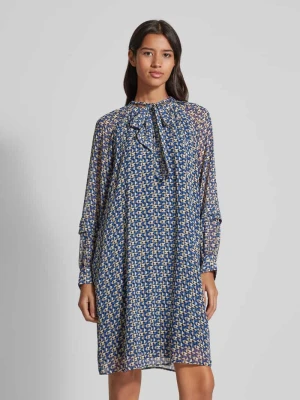 Sukienka o długości do kolan z wiązanym detalem comma