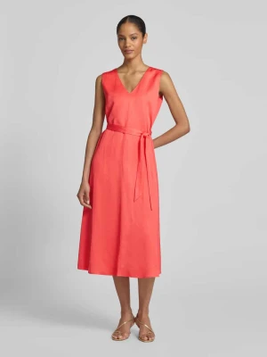 Sukienka o długości do kolan z wiązanym paskiem comma