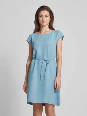 Sukienka o długości do kolan z wiązanym paskiem model ‘Irby’ Mazine