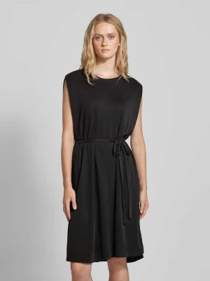 Sukienka o długości do kolan z wiązanym paskiem model ‘Juniper’ MSCH Copenhagen