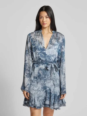 Sukienka o długości do kolan z wiązanym paskiem model ‘SIBILLA’ Guess