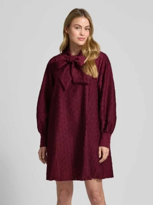 Sukienka o długości do kolan z wyhaftowanymi detalami model ‘JULINA’ YAS