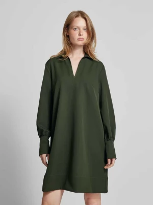 Sukienka o długości do kolan z wykładanym kołnierzem i dekoltem w serek 0039 italy