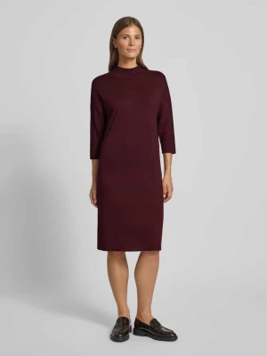 Sukienka o długości do kolan ze stójką i rękawem o dł. 3/4 comma