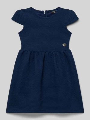 Sukienka o kroju regular fit z aplikacją z logo Guess