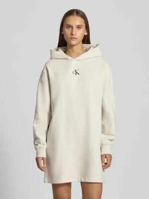 Sukienka o kroju relaxed fit z kapturem i wyhaftowanym logo model ‘Terry’ Calvin Klein Jeans