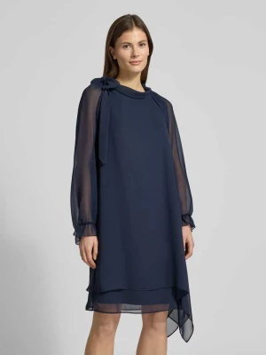 Sukienka w kroju relaxed fit z ozdobną kokardą V.M.