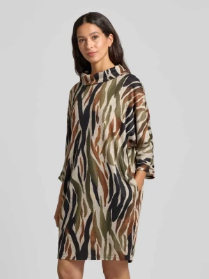 Sukienka o kroju relaxed fit z szerokim golfem Apricot