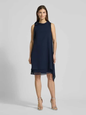 Sukienka o kroju relaxed fit ze stójką Vera Mont