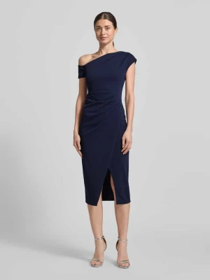 Sukienka o kroju slim fit w asymetrycznym designie Lipsy