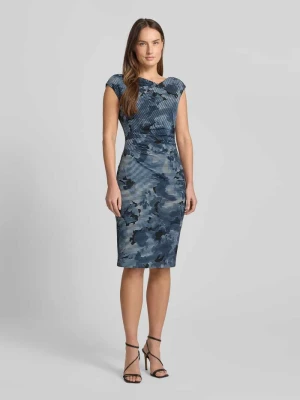 Sukienka o kroju slim fit z krótkim rękawem Swing