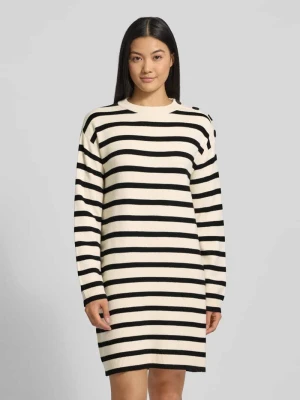 Sukienka o lejącym kroju z dzianiny z mieszanki wiskozy model ‘SABA’ Vero Moda