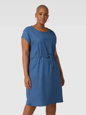 Sukienka PLUS SIZE o długości do kolan z materiału stylizowanego na denim model ‘PEMA’ ONLY CARMAKOMA