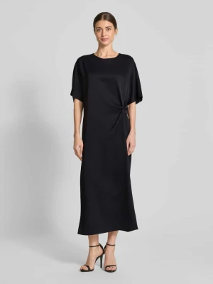 Sukienka T-shirtowa z wiązanym detalem model ‘INDAH’ drykorn