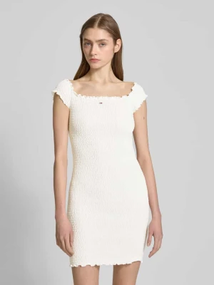 Sukienka tuba mini o kroju slim fit z dekoltem carmen Tommy Jeans