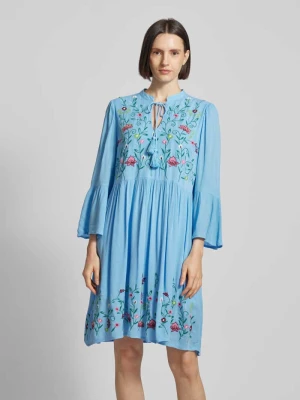 Sukienka tunikowa o długości do kolan z kwiatowym haftem model ‘CHELLA’ YAS