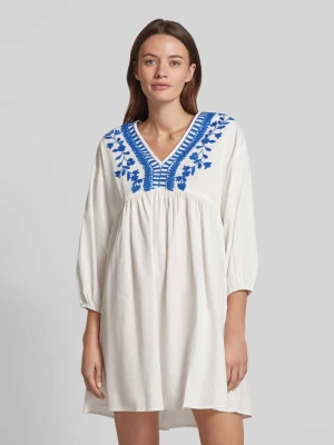 Sukienka tunikowa z haftem i dekoltem w serek model ‘VACATION’ Vero Moda