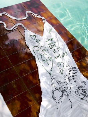 Sukienka typu halter z vintage'owym napisem Desigual biały