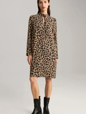 Sukienka w jasnobrązowym kolorze ze wzorem Joop
