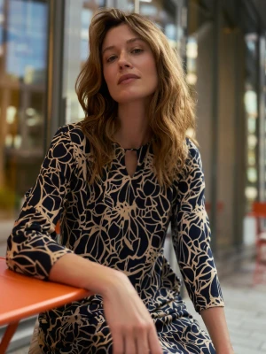 Sukienka w kwiaty granatowa Moodo