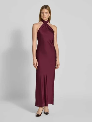 Obcisła sukienka wieczorowa typu halter Swing