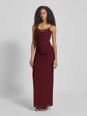 Sukienka wieczorowa o kroju slim fit z obszyciem koronką V.M.