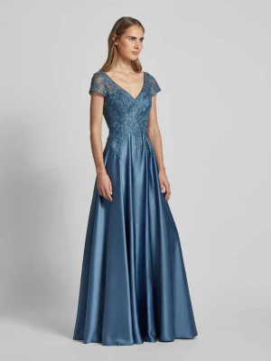 Sukienka wieczorowa taliowana z obszyciem koronką i ozdobnymi kamieniami luxuar