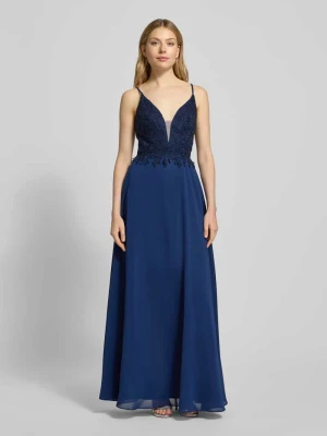 Sukienka wieczorowa taliowana z ozdobnym obszyciem luxuar