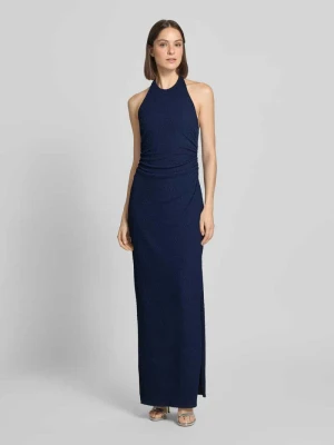 Sukienka wieczorowa z fakturowanym wzorem i marszczeniami Swing